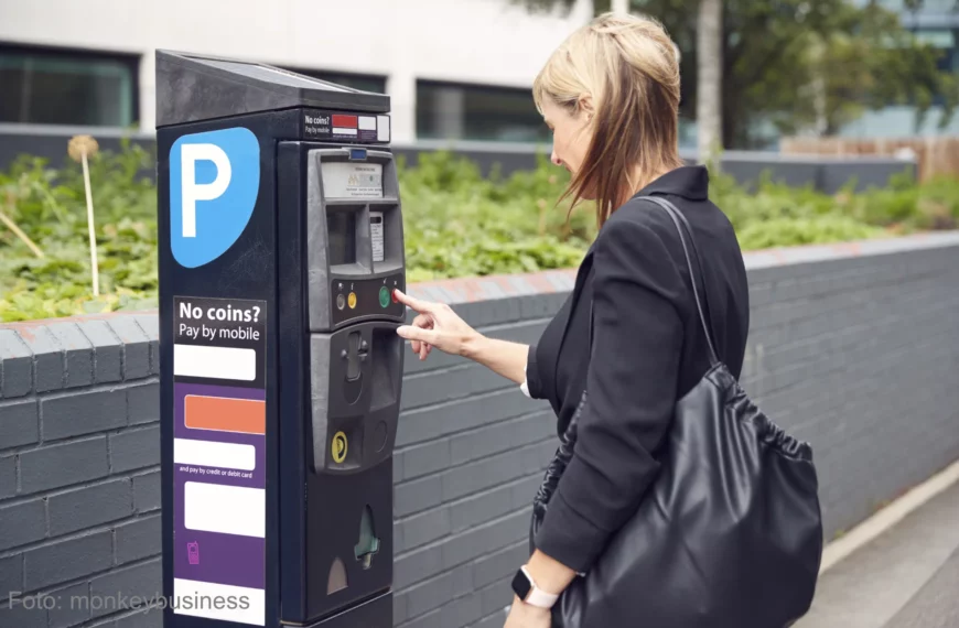 Symbolbild - Frau am Parkscheinautomaten