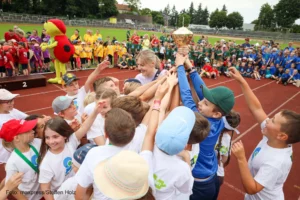 Alle wollen den Pokal des Frei-Zeit-Hort anfassen