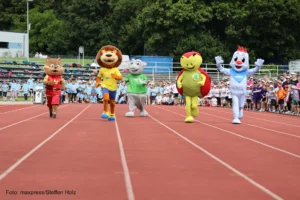 V.l.: Die Maskottchen Schlossi vom Schlosspark-Center, Volleo vom SSC Palmberg, Heli von den Helios Kliniken, Fiete der Kita gGmbH und Alex von den Stadtwerken Schwerin auf der Sprintstrecke