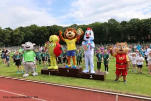 Beim Rennen der Maskottchen (v.l.) Heli der Helios Kliniken, Fiete der Kita gGmbH, Volleo vom SSC Palmberg, Alex von den Stadtwerken Schwerin und Schlossi vom Schlosspark-Center hatte Volleo die Nase vorn,