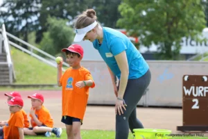 Volle Konzentration – die Kita-Kinder maßen sich im Tennisball-Weitwurf